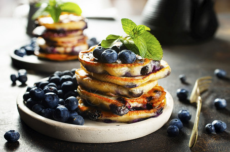 煎饼和蓝莓盘子甜煎饼和新鲜浆果图片