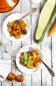 炒蔬菜胡萝卜洋葱和蔬菜在餐馆做饭图片