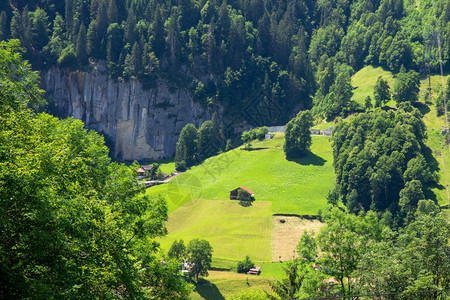 瑞士伯尔尼斯奥兰Lauterbrunnen山村附近的孤独房屋图片