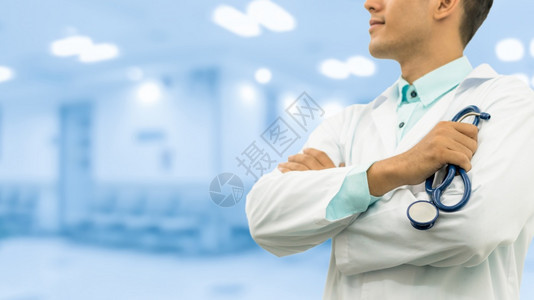 男医生持有听诊器对医院背景微笑保健服务一般实践和医疗职业概念图片