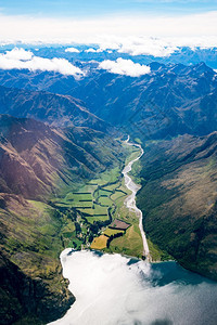 飞机在新西兰皇后区附近山上飞行的全景图图片