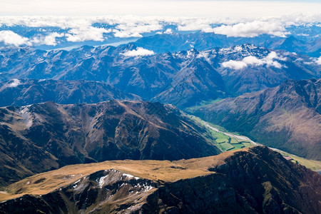 飞机在新西兰皇后区附近山上飞行的全景图图片