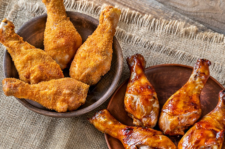 生锈背景的面包和烤鸡鼓棒图片