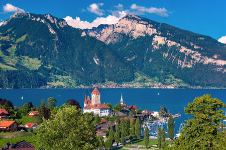 在瑞士伯尔尼州斯皮兹伯尔尼瑞士斯皮兹州瑞士斯皮兹教堂和城堡图片