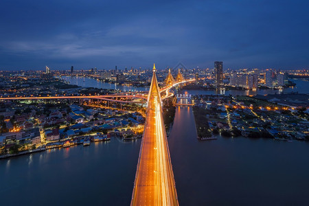 BhumibolBridge和ChaoPhraya河的空中景象在曼谷城市的悬浮建筑结构中晚上在泰国市区图片