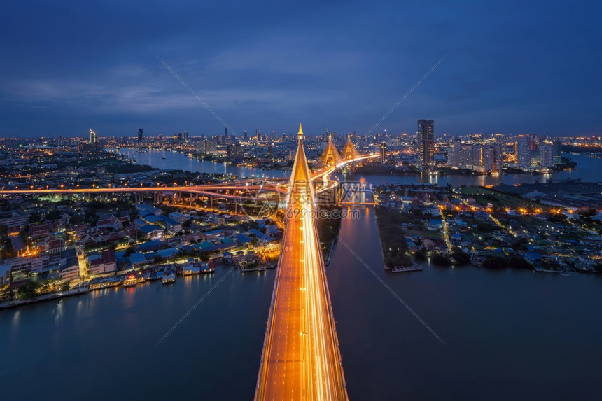 BhumibolBridge和ChaoPhraya河的空中景象在曼谷城市的悬浮建筑结构中晚上在泰国市区图片
