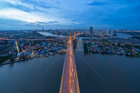 BhumibolBridge和ChaoPhraya河的空中景象图片