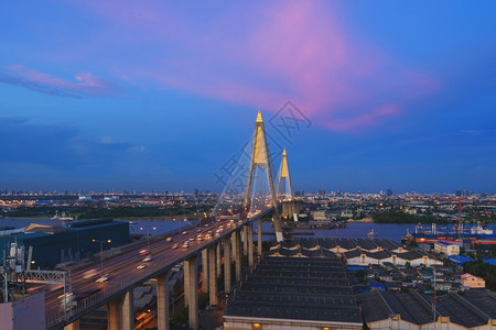 BhumibolBridge和ChaoPhraya河的空中景象图片