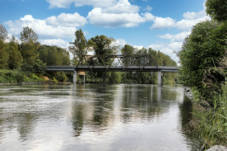 大河上铁路桥梁图片
