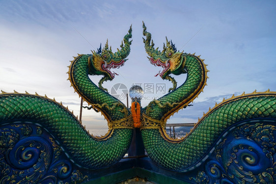 泰国春伯里省西拉查区WatKhaoPhraKruTemple的Naga蛇头图片