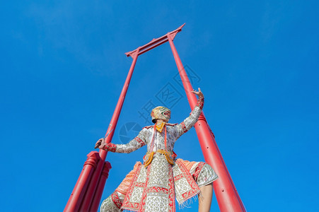 泰国艺术文化在泰国曼谷市巨人摇摆或圣青查纪念碑上蒙面的KhonPantomime展台表演中跳舞图片