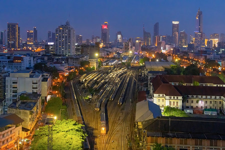 泰国首都曼谷市的华蓝红终点站铁路上泰国当地老旧经典列车或电的空中景象图片