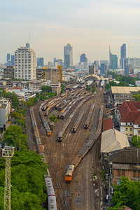 泰国首都曼谷市的摩天大楼在华朗洪终点站的铁路上直观泰国当地老旧经典列车或电图片