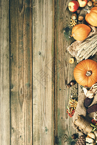 秋幕背景落叶和健康食品在旧木制桌上感恩节概念复制空间图片
