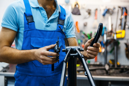 修理车间的自行修理曲机安装修理周期有统一问题的机械师专业自行车修理服务图片