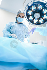 女外科医生和助理专业外科手术室穿制服医生进行手术疗诊所工作人员外科医生和保健院疗图片