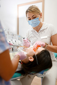 女牙医在诊所用齿口腔病学穿制服的医生务工作者药和保健专业牙齿护理科女医在诊所用齿图片
