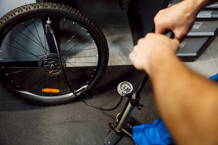 工场自行车组装人充气轮穿制服修机械师职业自行车修理服务间自行组装背景
