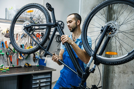 车间的自行修理人检机制穿服修理周期问题的机械师专业自行车修理服务图片