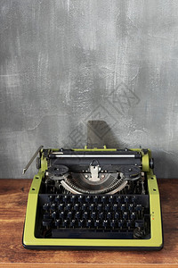 壁底表面附近木制桌边的老式打字机抽象混凝土灰质图片