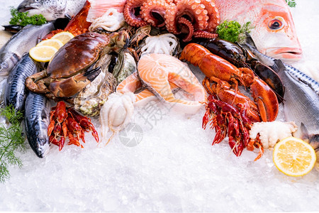与市场净土各种新鲜奢侈海的前视线龙虾鲑鱼石螃蟹鳄虾章和扇贝其冰背景与海鲜市场中的冰烟背景