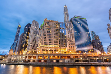 芝加哥市中心河日落之夜美国芝加哥伊利诺斯州图片
