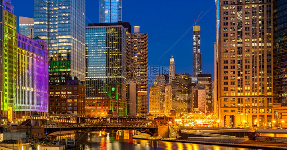 美国芝加哥伊利诺州芝加哥市区和河日落之夜的全景拍摄图片