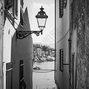 意大利热那亚附近的Bogliasco镇的古老小巷有的街道灯光通往大海图片