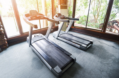 健身房由TreadMill机操作运动设备在健身俱乐部图片