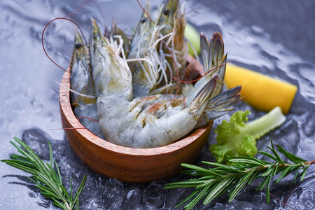 碗上新鲜虾配有迷香成分药草和料用于烹饪海产食品在餐厅冰冻的上生虾背景图片