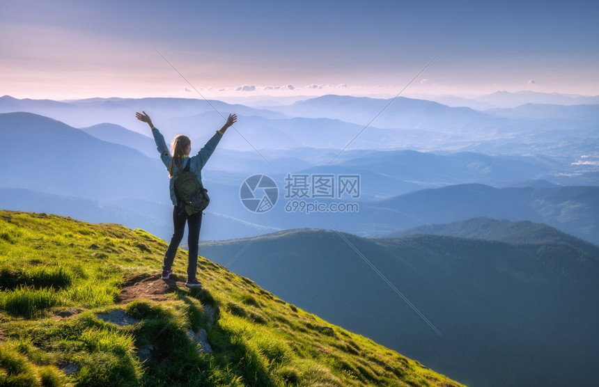 秋天风景与运动女孩绿草森林山丘蓝天秋旅行和游图片