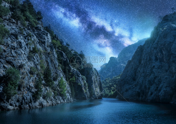 山峡河谷中的美丽星空图片
