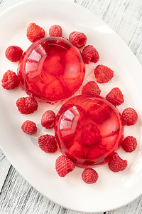白盘上一端的草莓胶油甜点图片