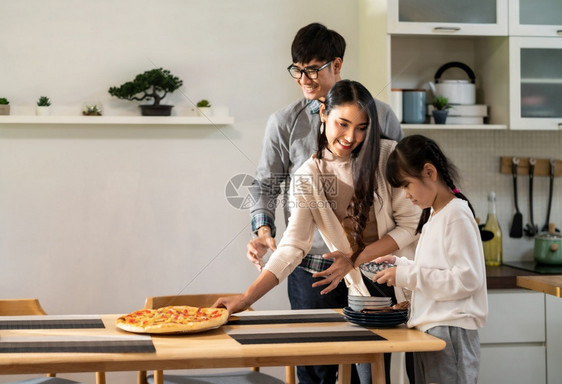 女儿帮助爸在吃饭前摆餐具图片