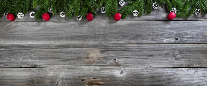 圣诞快乐和新年的概念红蜡烛在生锈木板上的图片