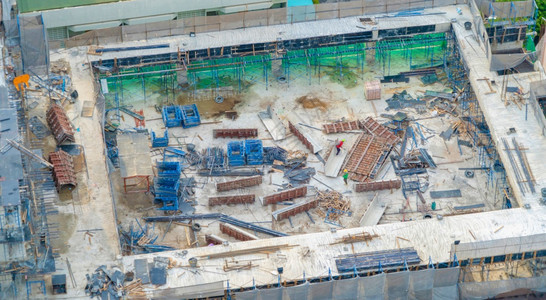 建筑工地人与起重机和挖土一起工作的繁忙业空中景象图片