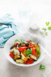 烤蔬菜沙拉和新鲜面食图片