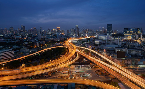 高速公路交界处的空中景象图片