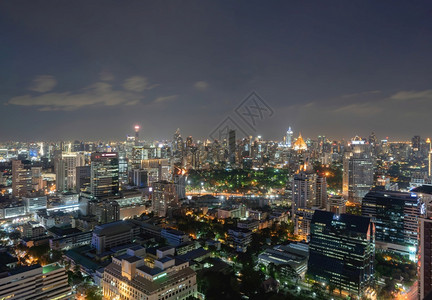 泰国亚洲智能城市金融区和商业中心夜幕天梯和高楼大图片