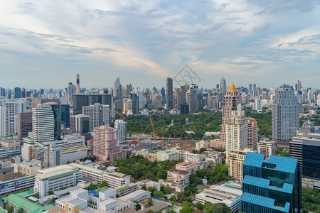 泰国曼谷市中心天空线泰国曼谷Sathorn区LumpiniPark的绿树空中景象亚洲智能城市金融区和商业中心Skycraper和图片