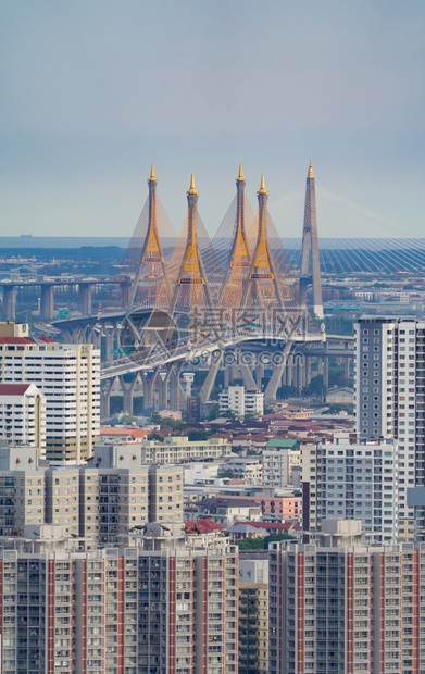 BhumibolBridge和ChaoPhraya河的空中景象图片