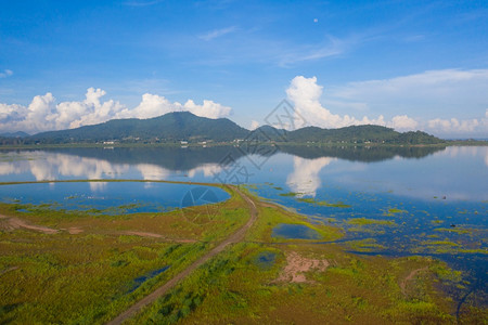 BangPraReservoir大坝的空中景象公园中午反映河流湖山谷丘中午反映蓝色天空泰国Chonburi的SriRacha旅行图片