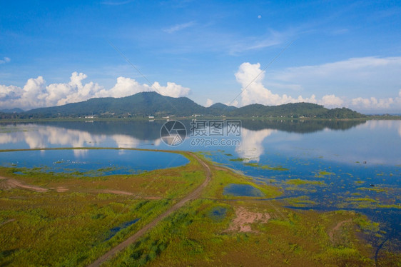 BangPraReservoir大坝的空中景象公园中午反映河流湖山谷丘中午反映蓝色天空泰国Chonburi的SriRacha旅行图片