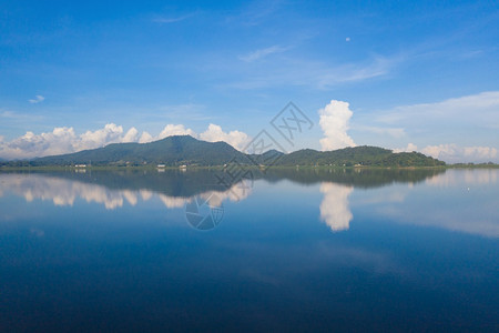 BangPraReservoir大坝的空中景象公园中午反映河流湖山谷丘中午反映蓝色天空泰国Chonburi的SriRacha旅行图片
