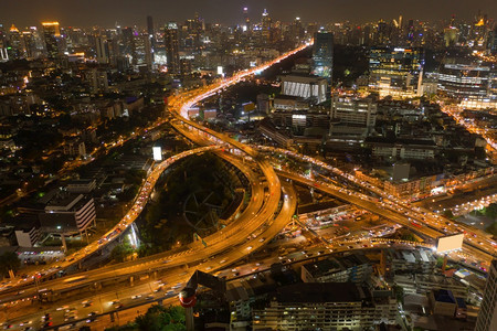 高速公路交界处的空中景象图片