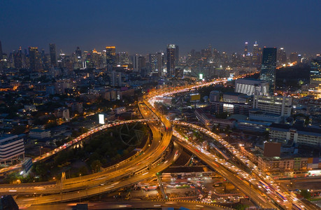 高速公路交界处的空中景象图片