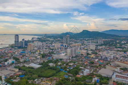 SriRacha区有海的住宅建筑空中观察泰国Chonburi天线亚洲城市建筑景观背图片
