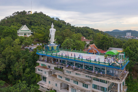 泰国春伯里西拉查区WatKhaoPhraKruTemple大白芽的空中景象图片