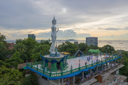 泰国春伯里西拉查区WatKhaoPhraKruTemple大白芽的空中景象图片