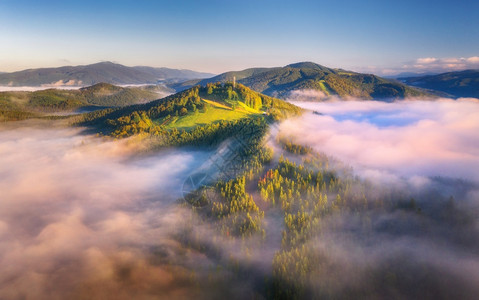 无人机在空中观察美丽的风景高岩石图片